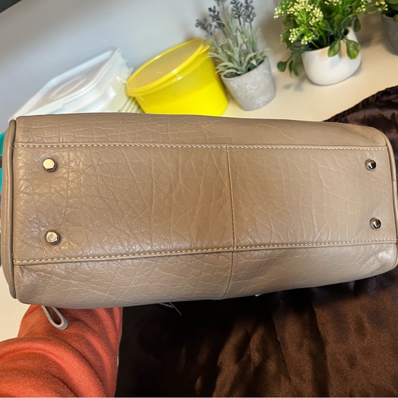 New with tags Danier leather purse with crossbody strap Taupe colour - Picture 3 of 11